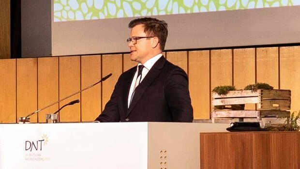 Carsten Schneider spricht vor dem Publikum des 38. Deutschen Naturschutztages in Berlin